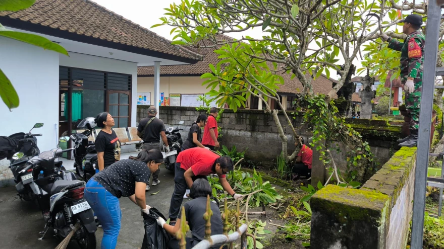PEMBERSIHAN DAN PENATAAN HALAMAN POLINDES DENBANTAS