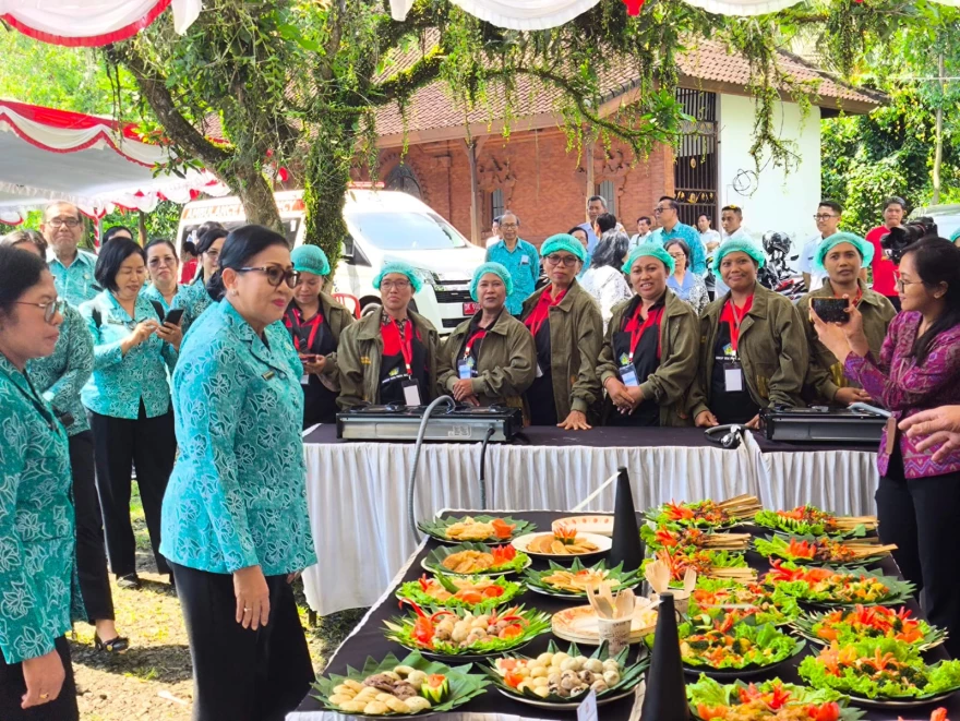 IBU PUTRI KOSTER: AKSI SOSIAL TP PKK PROVINSI BERGERAK DAN BERBAGI DI DESA DENBANTAS